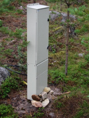 Mittauskeskus on sijoitettu lopulliseen paikkaansa omalle jalustalleen.