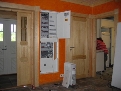 Jos PJK ei mahdu tekniseen tilaan lainkaan, niin sitten  se asennetaan johonkin asunnon tiloista.