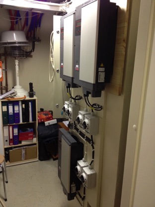 T&auml;h&auml;n tekniseen tilaan on lis&auml;tty aurinkos&auml;hk&ouml;n vaatimat invertterit j&auml;lkik&auml;teen.