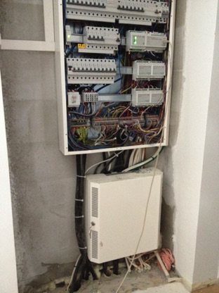 T&auml;ss&auml; on liian pieni tila s&auml;hk&ouml;- ja telekeskukselle.