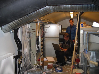 T&auml;m&auml; tila on isosta kartanosta, jossa on kolme erillist&auml; teknist&auml; tilaa. T&auml;m&auml; on ullakkokerroksessa.