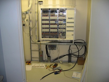 T&auml;m&auml; tekninen tila on pelk&auml;st&auml;&auml;n s&auml;hk&ouml;- ja telekeskusta varten. Hieno ratkaisu.