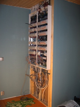 Pienen teknisen tilan takia PJK on sijoitettu eteisen sein&auml;lle. Kotelointi viel&auml; ratkaisematta.