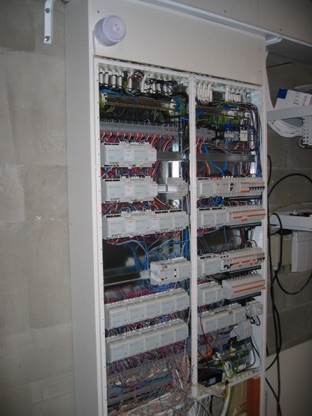 P&auml;&auml;s&auml;&auml;nt&ouml;isesti keskus asennetaan sein&auml;pintaan ja sen voi koteloida kalustelevyill&auml;.