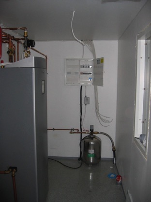 T&auml;m&auml; tekninen tila on piharakennuksessa ja siksi siell&auml; on vain pieni alajakokeskus (AJK).