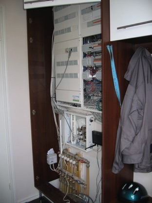 Vaatenaulakkoon integroitu s&auml;hk&ouml;kaappi jossa my&ouml;s jakotukki lattial&auml;mmitykselle.