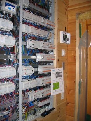 Tuulikaapin sein&auml; ja siihen keskuksen upotus on aika perinteinen ratkaisu, eik&auml; kovin hyv&auml;.