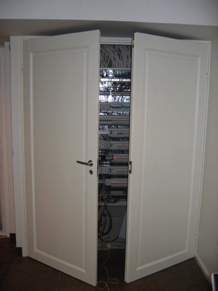 T&auml;ss&auml; s&auml;hk&ouml;tekniikka on alakerran k&auml;yt&auml;v&auml;n mutkassa pariovien takana. Ihan hieno ratkaisu.