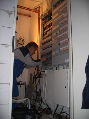 Tekninen tila, jossa on kaikki LVIS-tekniikka sek&auml; telekeskus s&auml;hk&ouml;keskuksen alapuolella.