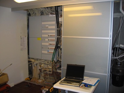 Varastohuoneen yksi sein&auml; on varattu tekniikalle. Muuten hyv&auml;, mutta liukuovet haittaa huoltoa.