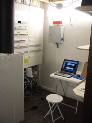 Ison talon iso tekninen tila kellarikerroksessa. Sis&auml;lt&auml;&auml; LVIS-tekniikan.